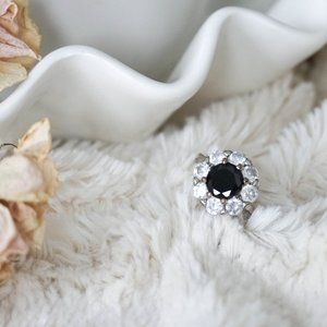 🎉 SILVER CRYSTAL with Black gem flower ring